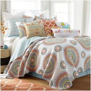 Mayla medallion collection.
Brand new
Queen size quilt and 2 decorative shams
